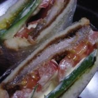 ボリュームタップリ　トンカツと野菜のサンドイッチ